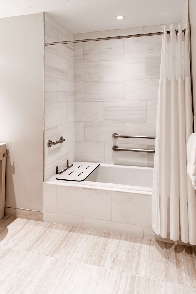 HALL SUPREME ADA ACCESSIBLE TUB