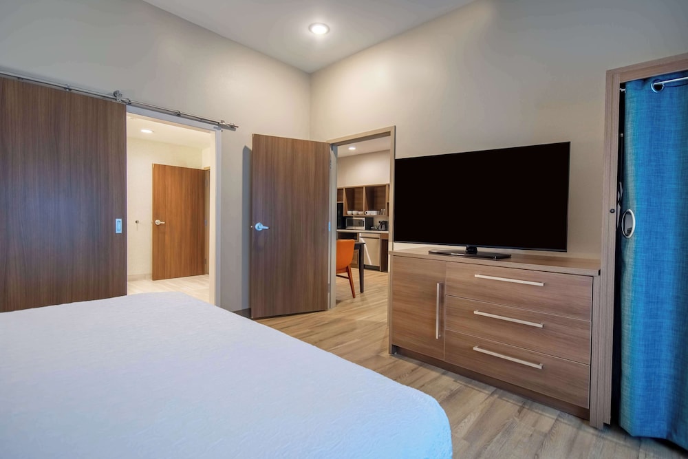 Suite, 1 King Bed, Accessible (Roll-In Shower) - Photo 2
