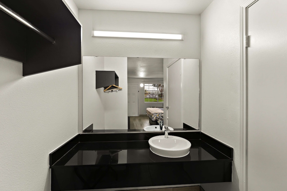 Room, 1 King Bed, Accessible - Photo 7
