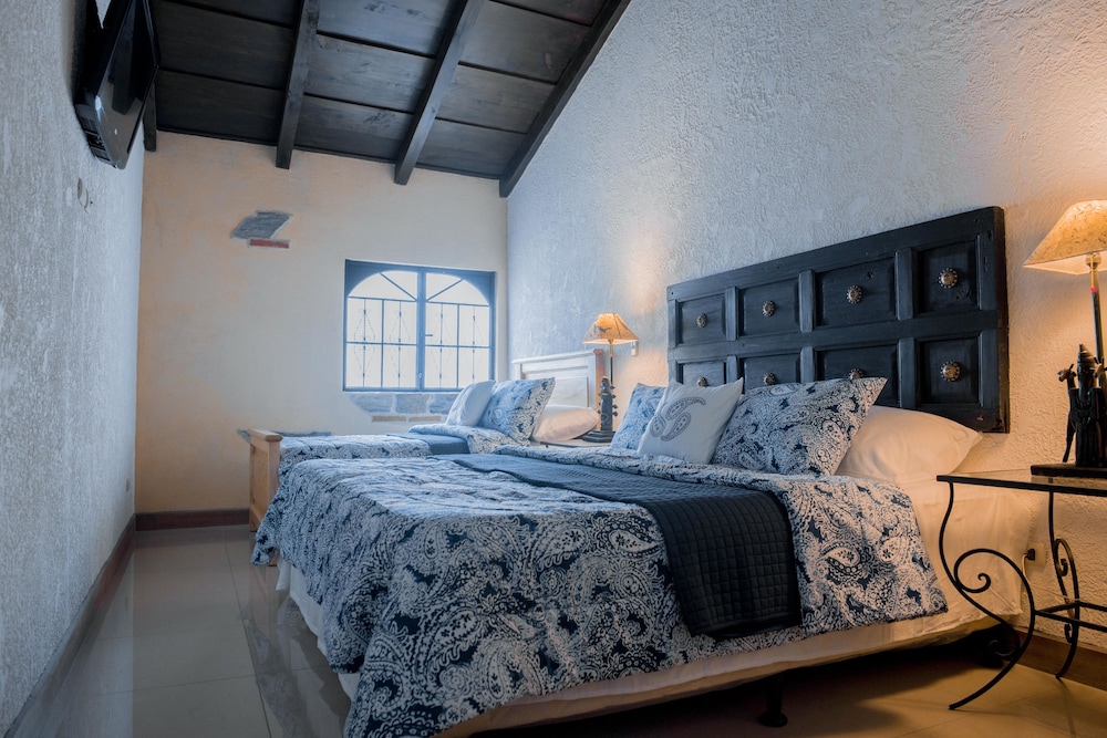 Comfort Room, Multiple Beds (King) photo 2