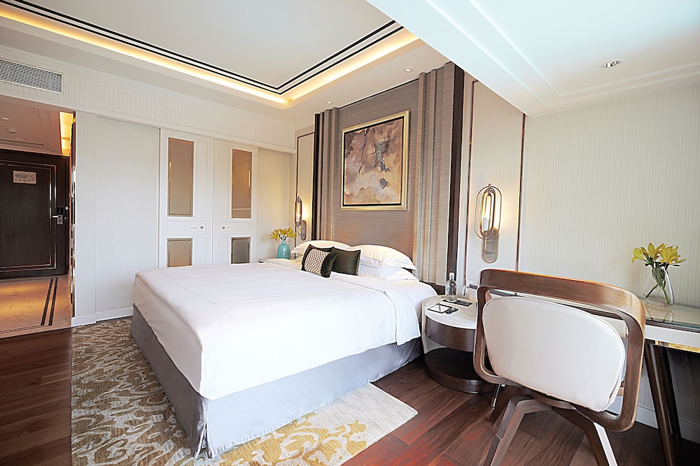 Deluxe Room, 1 King Bed, Pool View (King Bed) - Photo 1