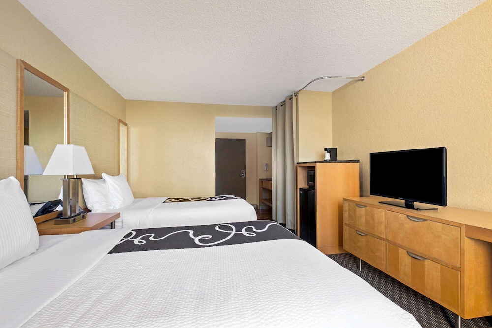 Room, 2 Double Beds, Non Smoking, Lake View - Photo 3