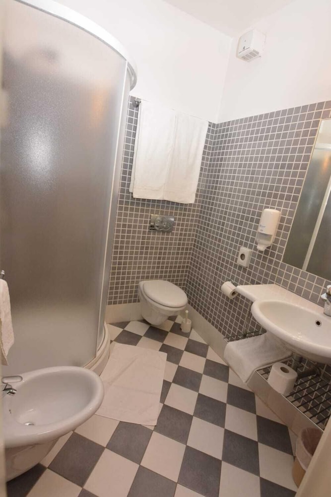 Double Room - Photo 23