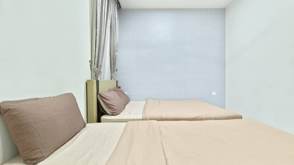 Family Apartment, 3 Bedrooms, Bathtub, Pool View photo 2
