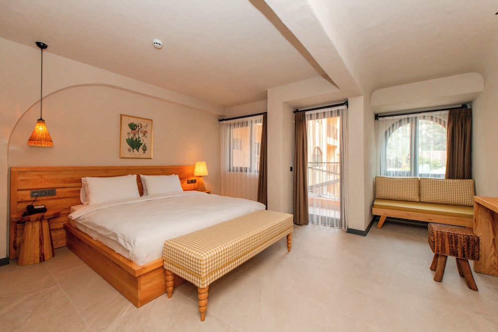 Deluxe Double Room, 1 Queen Bed, Non Smoking, Pool View