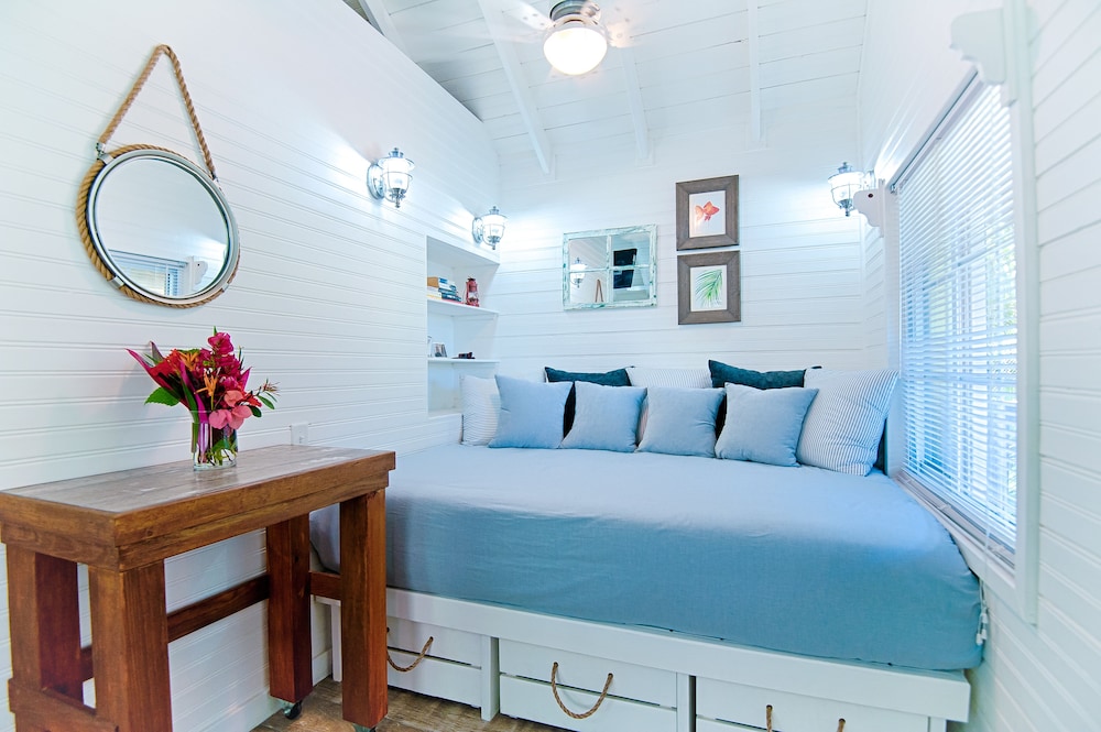 Premium Studio, 1 King Bed with Sofa bed, Kitchen, Pool View photo 2