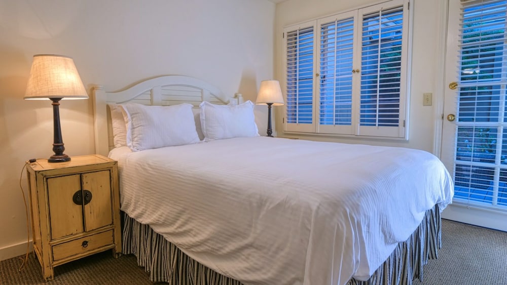 Superior Suite, 1 Queen Bed, Patio photo 1