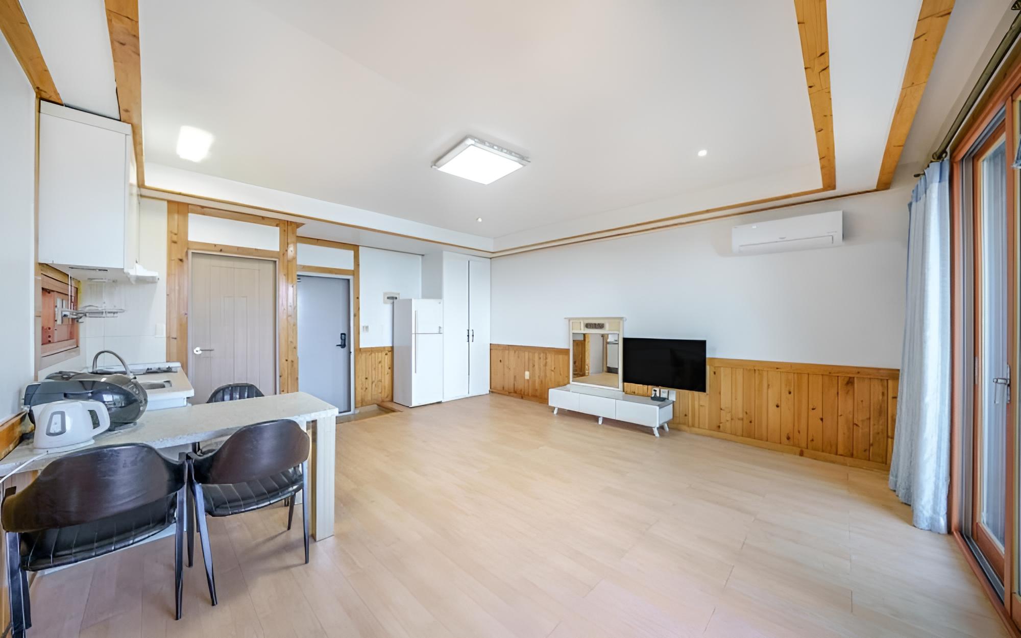 Room (Haedong 202 (ocean view)) - Photo 3