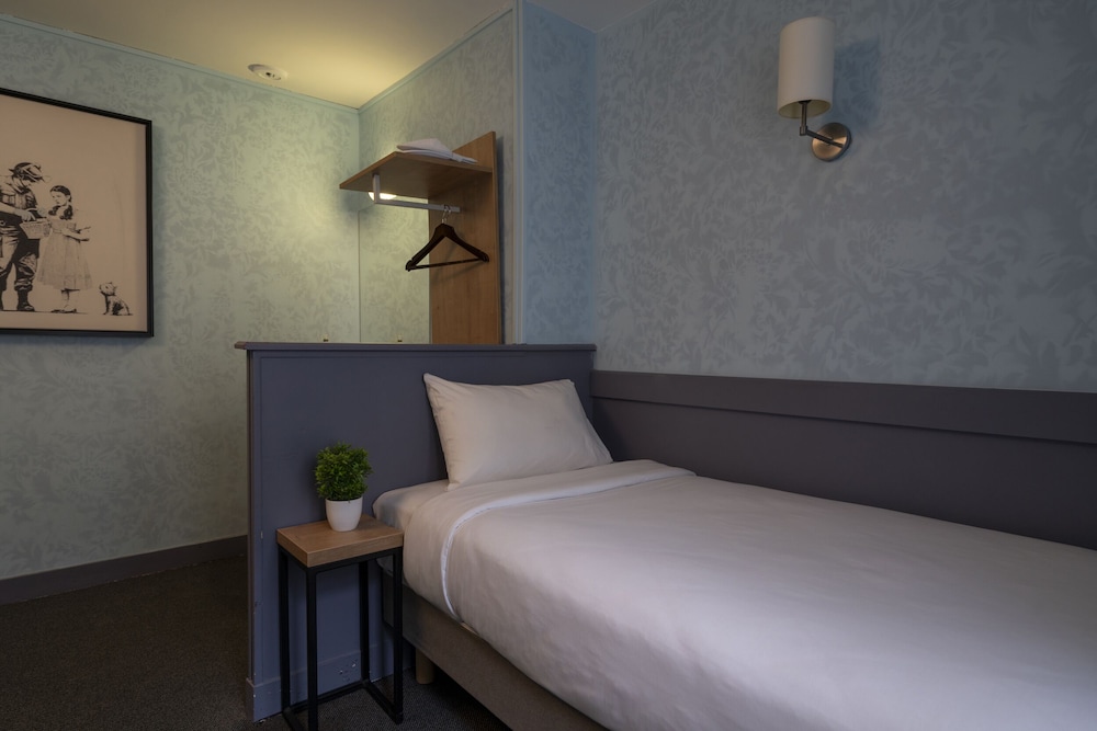 Basic Single Room, Shared Bathroom photo 2