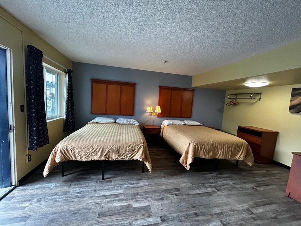 Room, 2 Queen Beds, Non Smoking - Photo 2