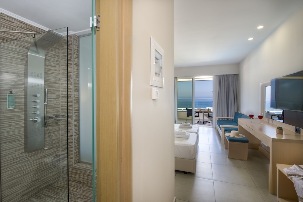 Superior Room, Sea View - Photo 14