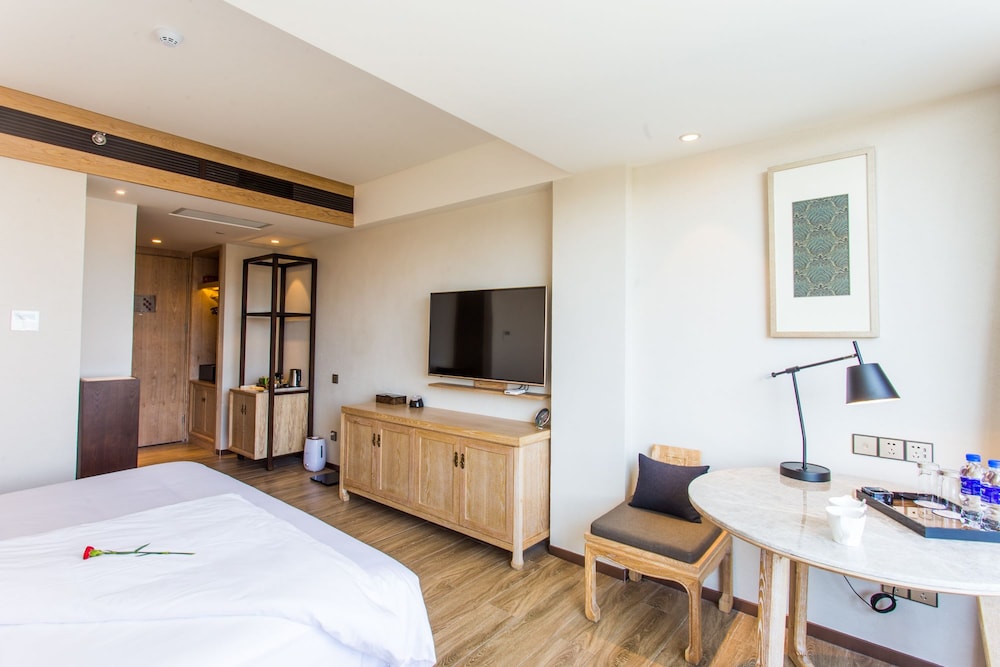 Courtyard Room, 1 King Bed photo 3