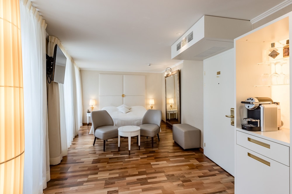 Double or Twin Room, City View - Photo 1