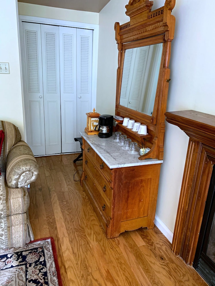 Traditional Room (Evergreen) - Pet Friendly photo 2