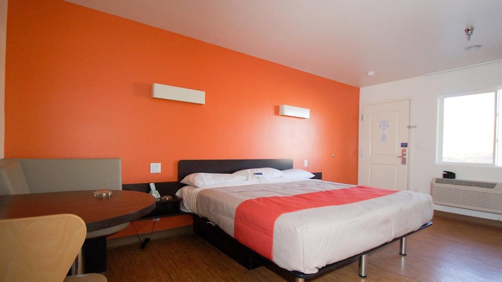 Standard Room, 1 King Bed, Non Smoking - Photo 3