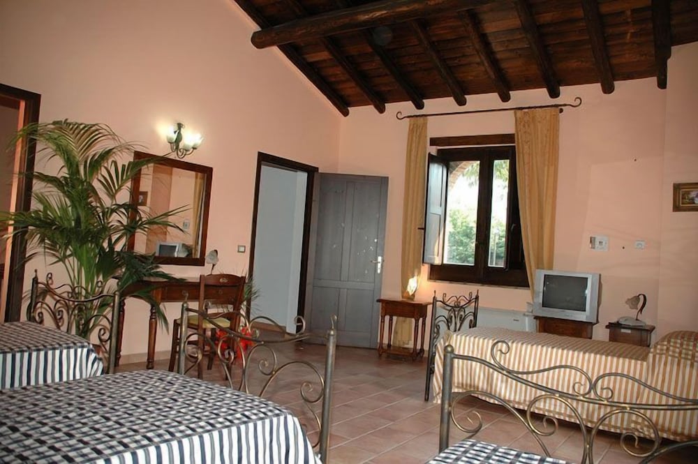 Quadruple Room - Photo 3