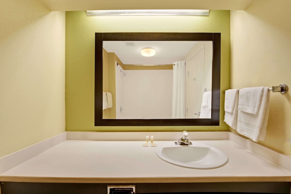 Standard Room, 2 Queen Beds - Photo 2