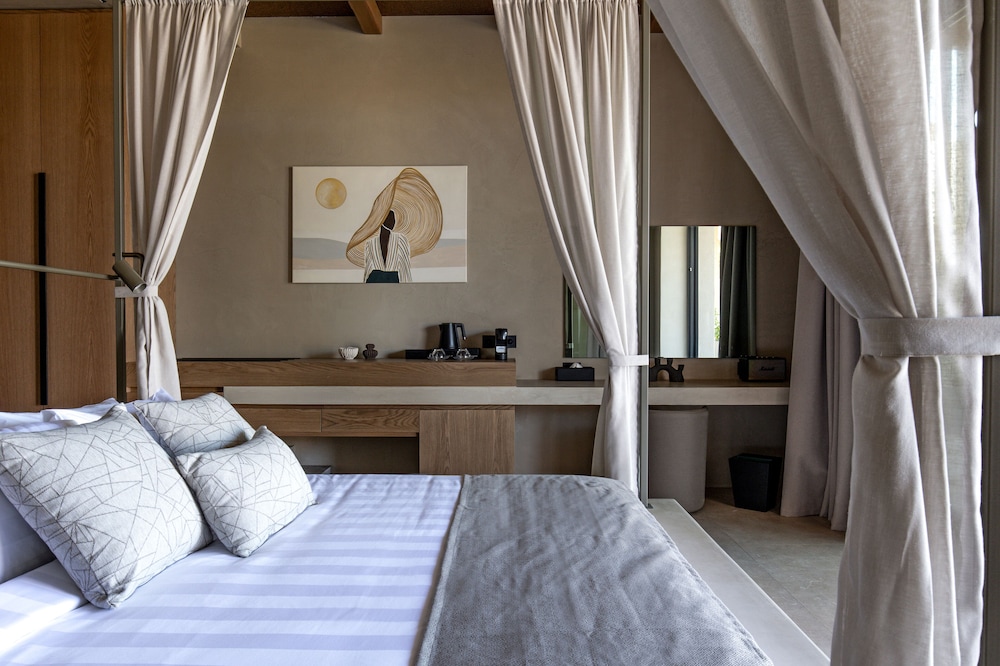 Cicada Suite Gym, Private Pool & Hot Tub, Sea Front