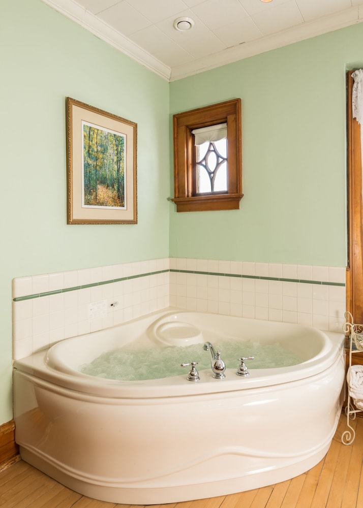 Luxury Double Room, 1 King Bed, Jetted Tub photo 3