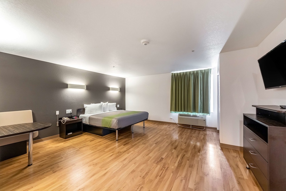 Deluxe Room, 1 King Bed, Non Smoking, Kitchenette photo 3