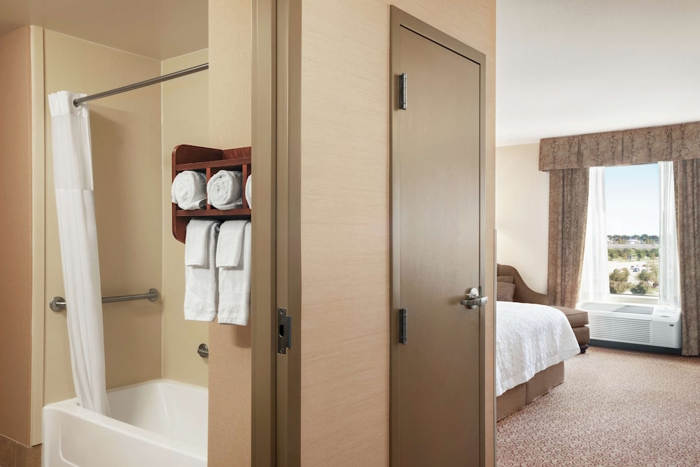 Suite, 1 King Bed, Accessible, Non Smoking - Photo 4