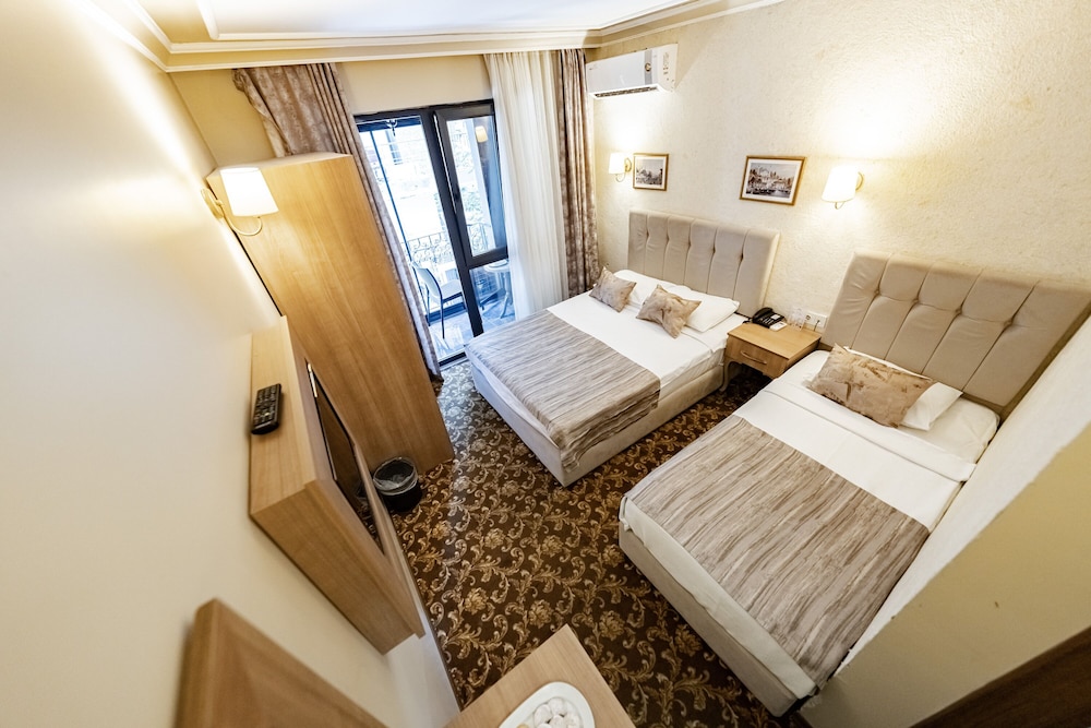 Standard Room with City View and French Balcony (Twin Bed) - Photo 2