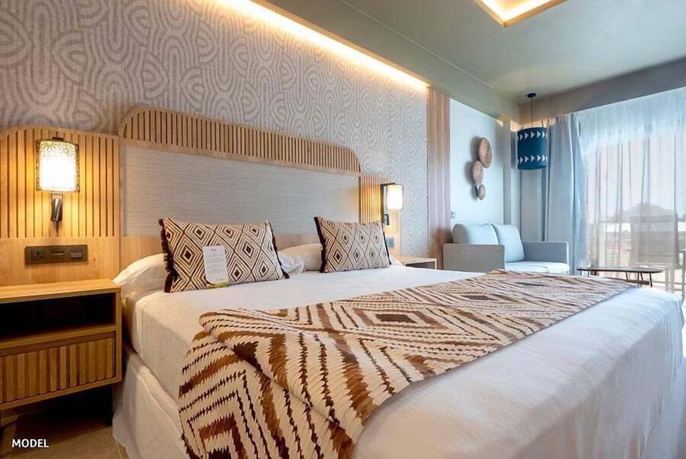 Junior Room, Partial Sea View (Lateral)