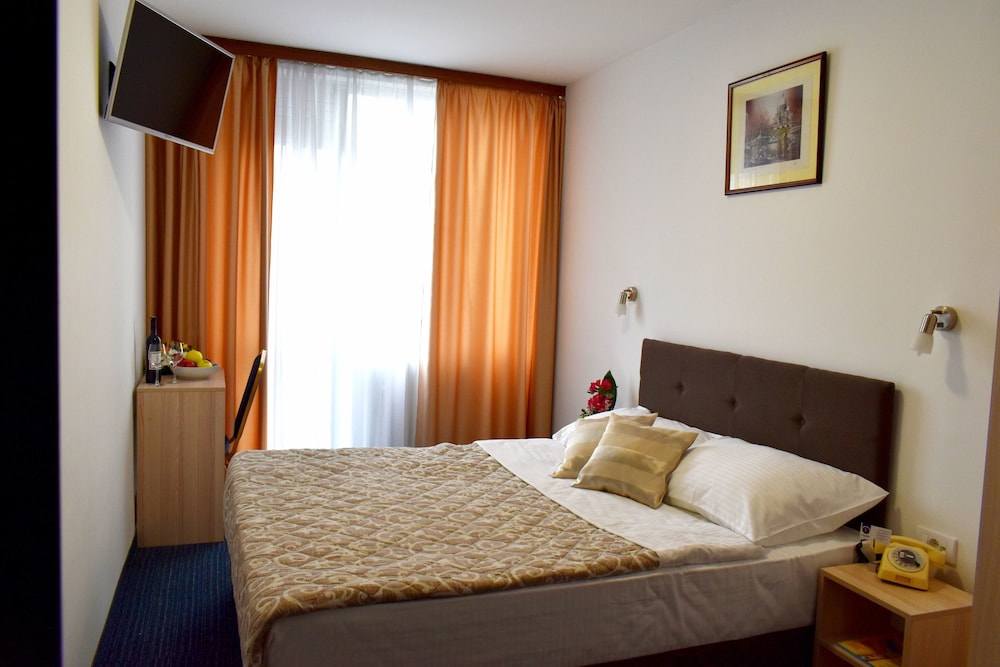 Superior Double or Twin Room - Photo 14