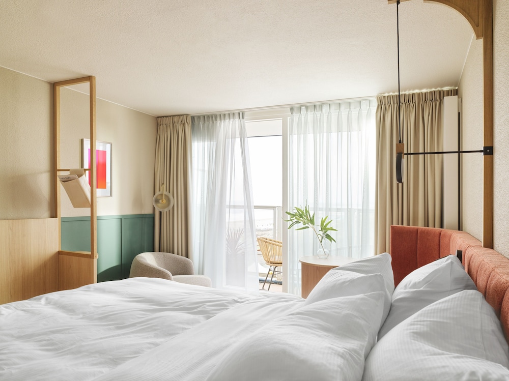 Design Double Room, 1 King Bed, Partial Ocean View - Photo 3