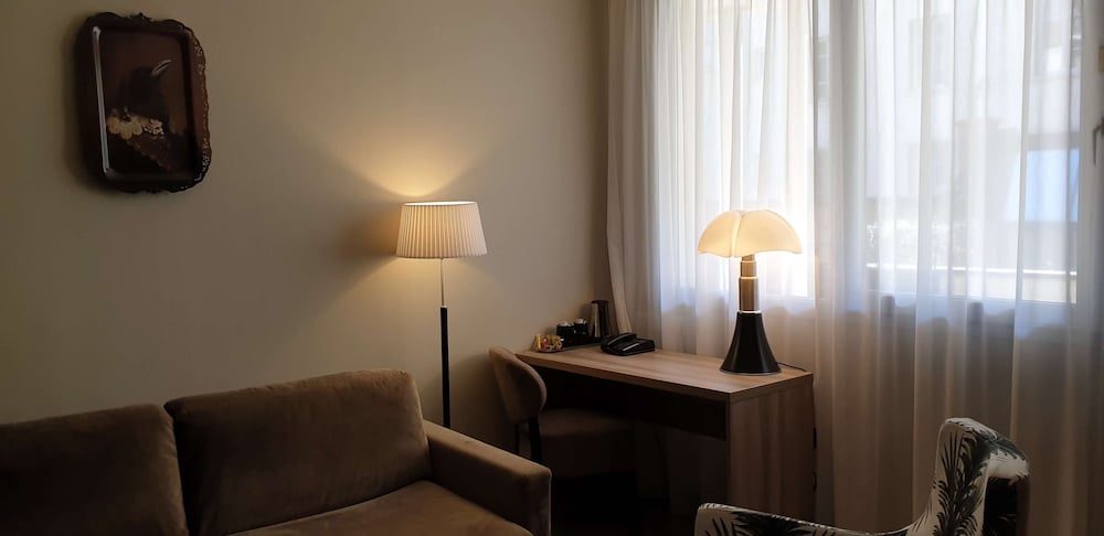 Junior Suite, 1 King Bed, Non Smoking, Bathtub (with Sofabed) - Photo 1