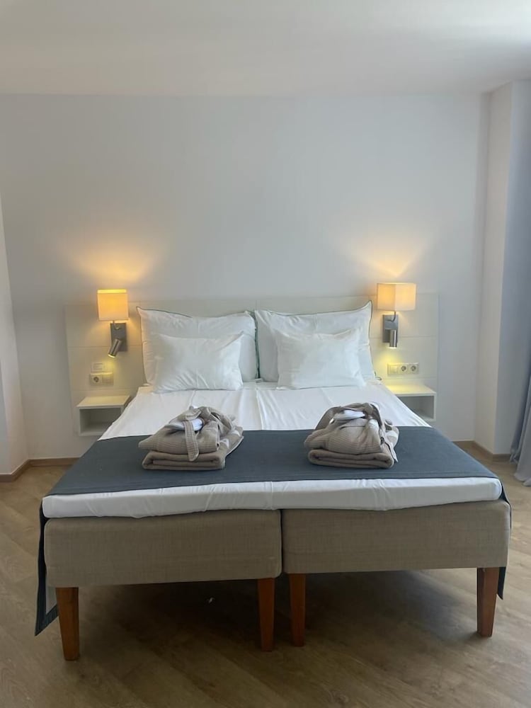 Classic Double Room, Balcony, City View thumbnail 6