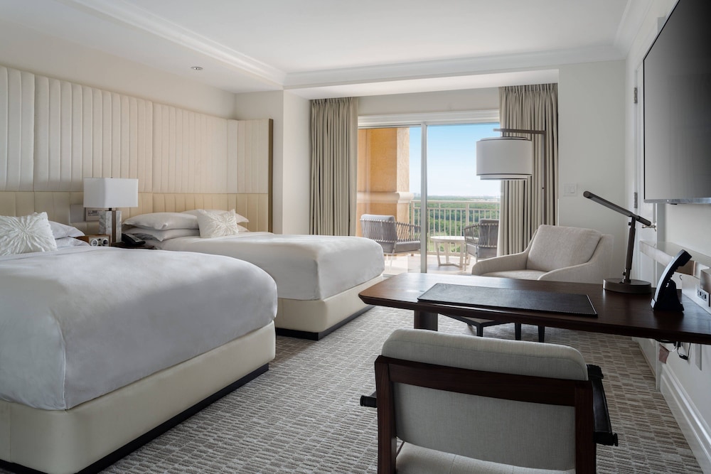 Club Queen Room with Two Queen Beds (Non Smoking)