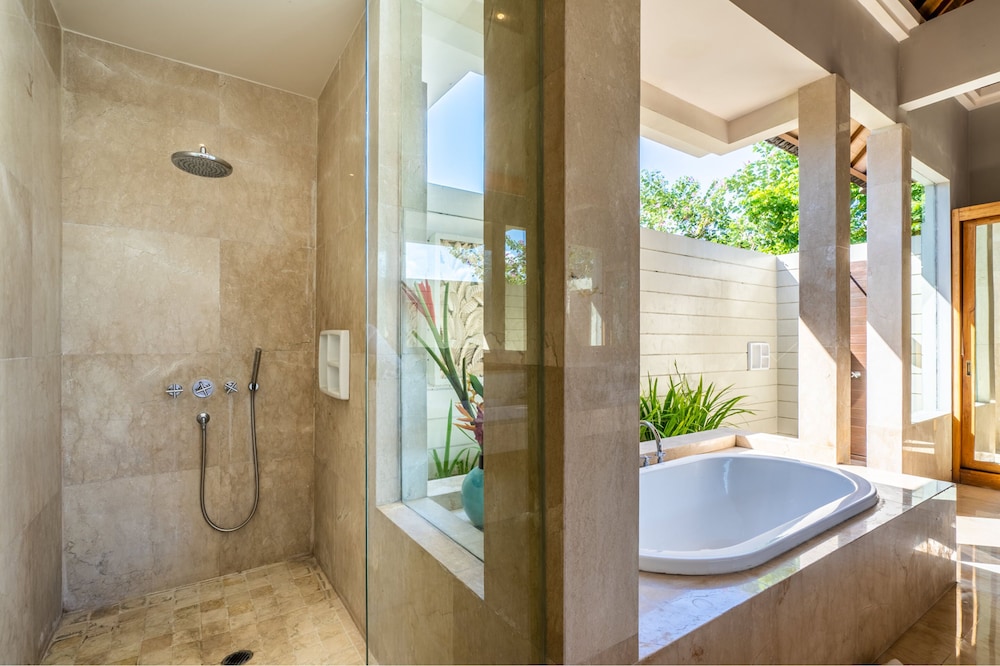 Four-Bedroom Villa with Private Pool - Photo 24