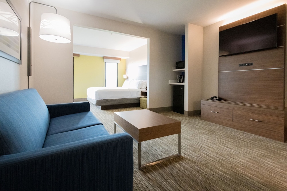 Suite, 1 King Bed, Accessible, Non Smoking (Communciations) - Photo 1