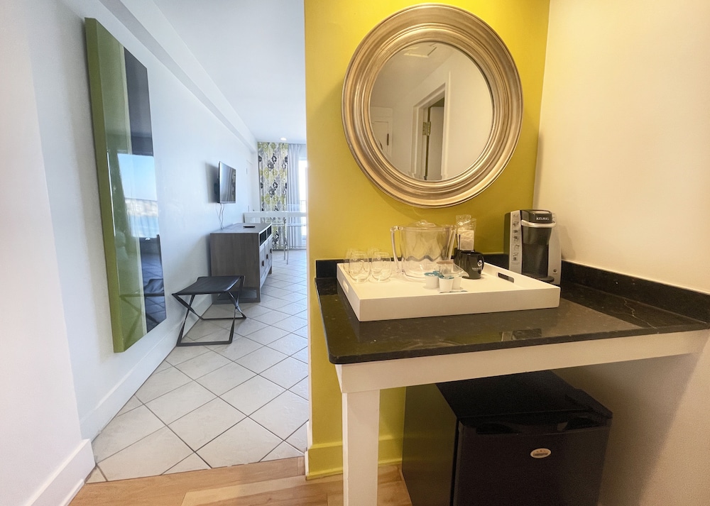 Standard Room, 1 King Bed, Oceanfront - Photo 6