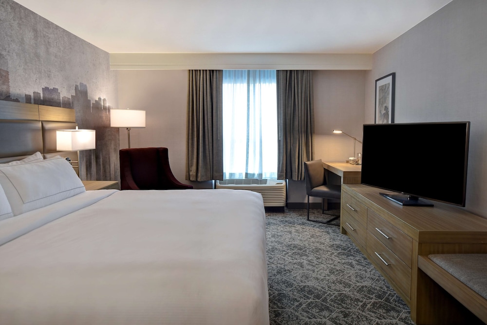 Room, 1 King Bed, Accessible (Roll-In Shower, Mobility & Hearing) - Photo 2
