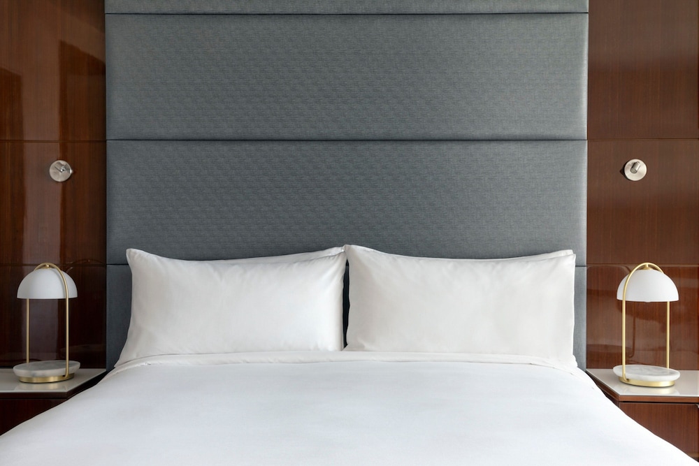 Deluxe Room, 1 King Bed, City View