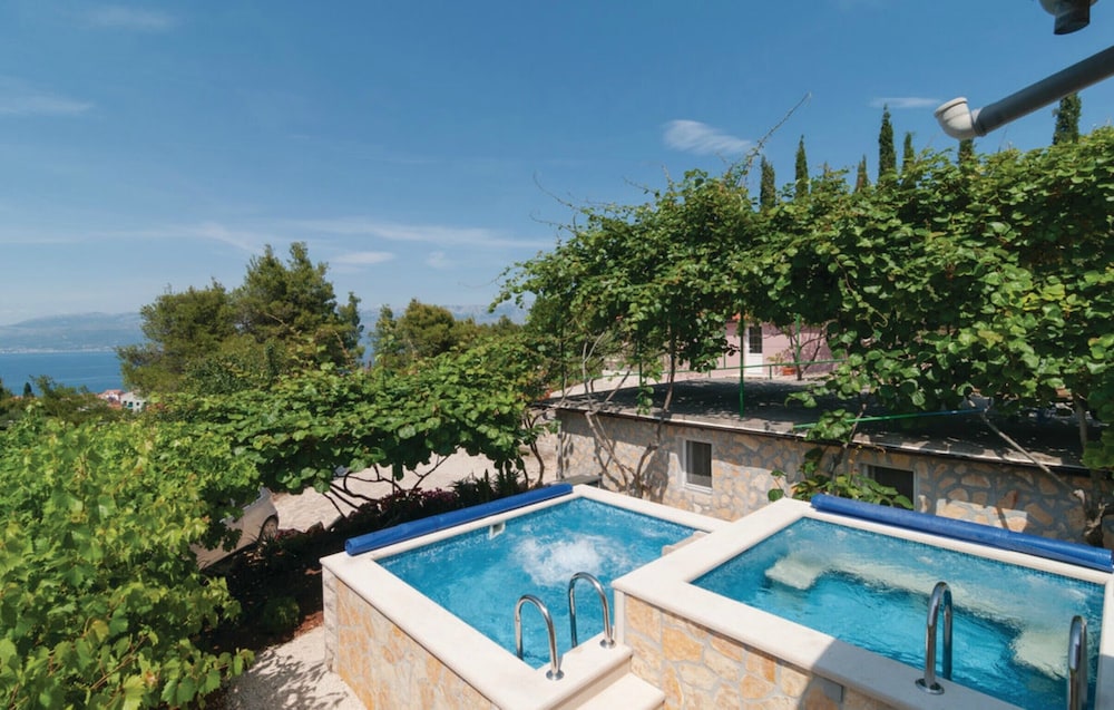 House (Four Bedroom Holiday Home with Outdoo)