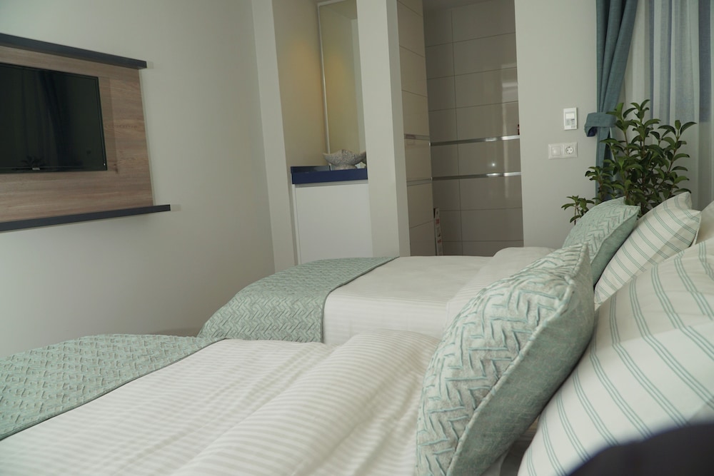 Economy Double or Twin Room, No Windows photo 2