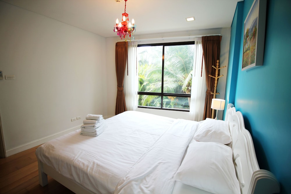 1 Bedroom with garden view