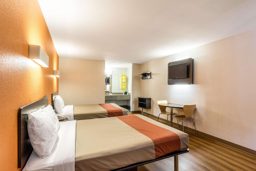 Standard Room, 2 Queen Beds, Non Smoking - Photo 2