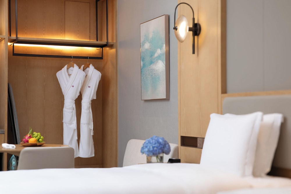 Standard Room, 1 King Bed, Sea View - Photo 2