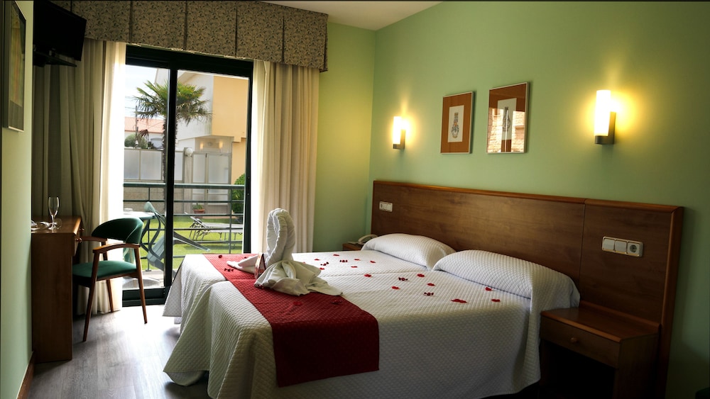 Standard Room, Multiple Beds, Pool View - Photo 7
