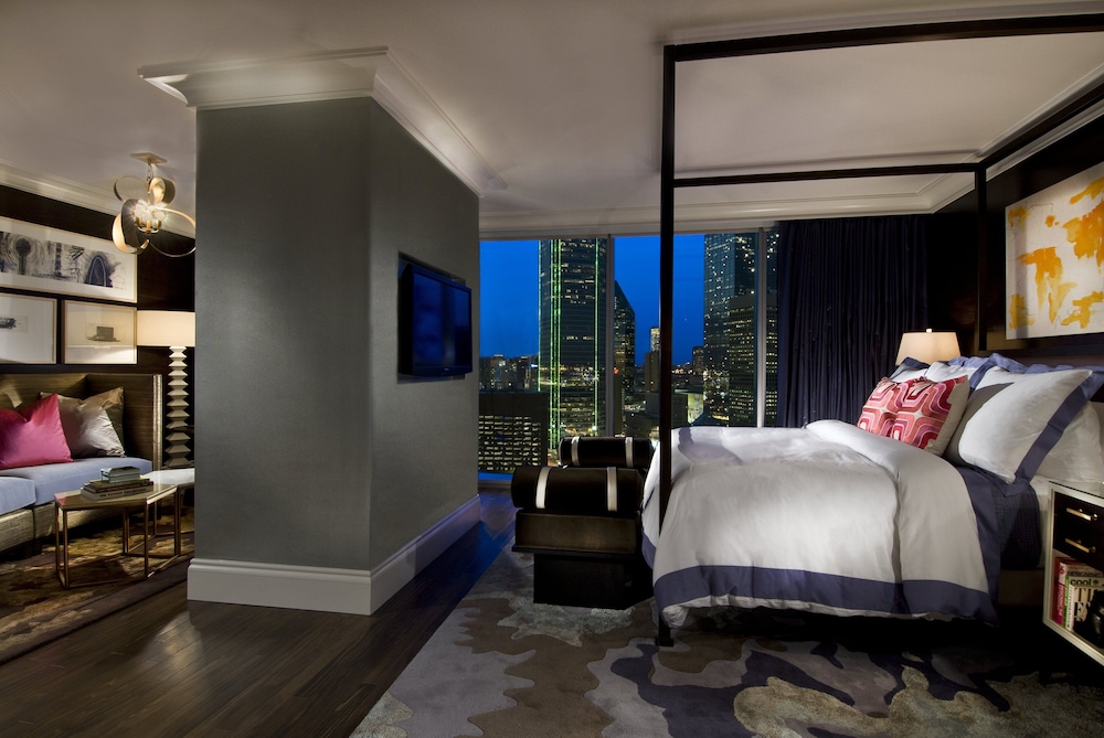 Luxury Suite, 1 King Bed, Corner - Photo 3