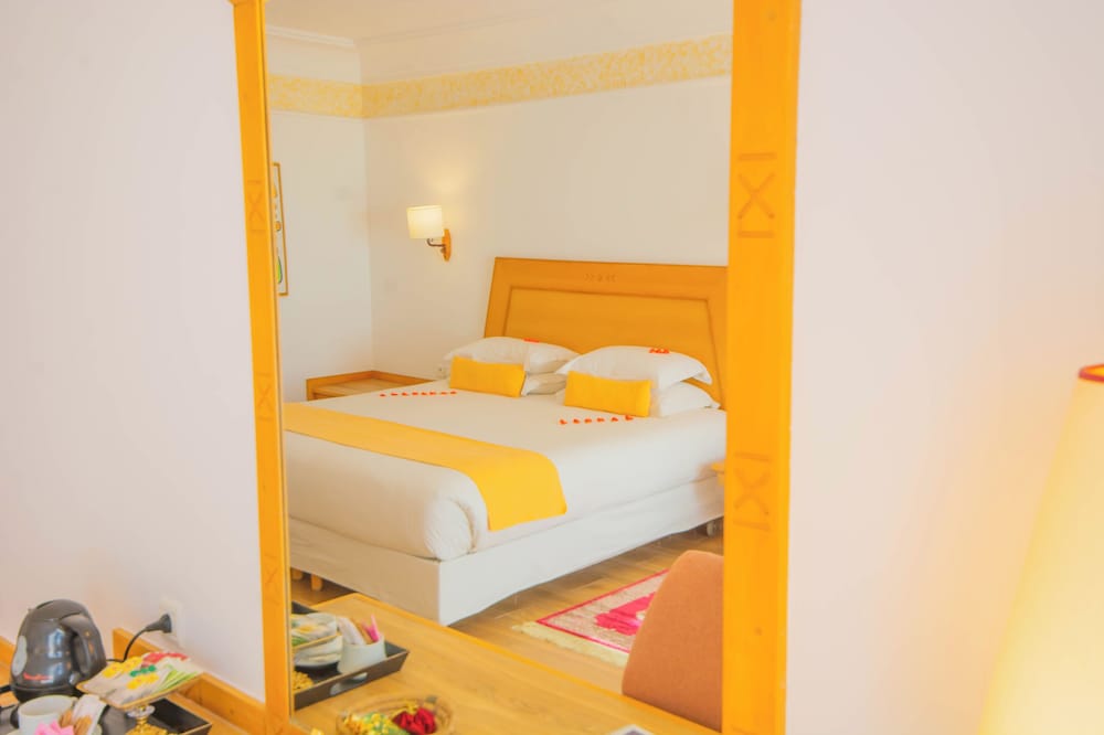 Luxury Twin Room, Pool View - Photo 4