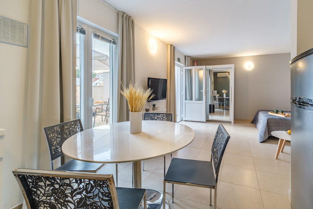 Studio (Studio Apartment with terrace)