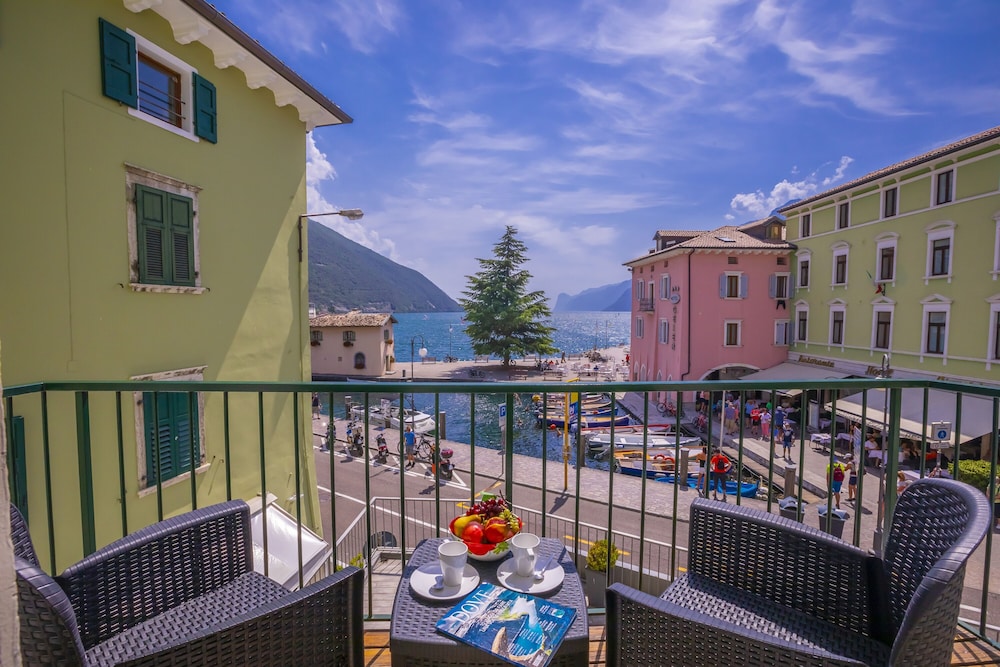 Family Apartment, Multiple Bedrooms, Lakeside (Dogana Best Lake View)