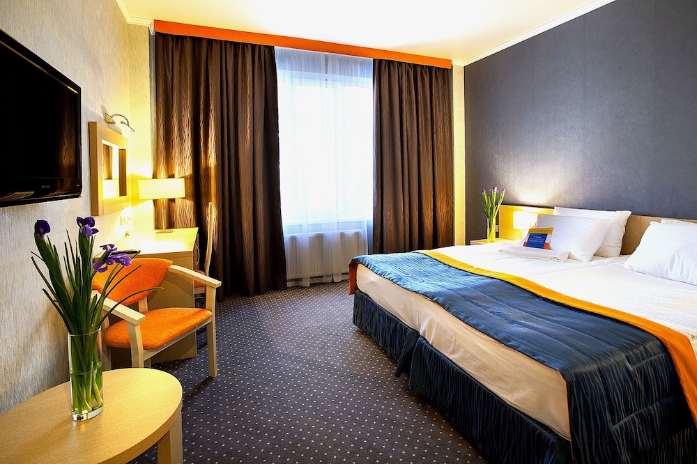 Standard Double or Twin Room (City, Ground floor, Street View)