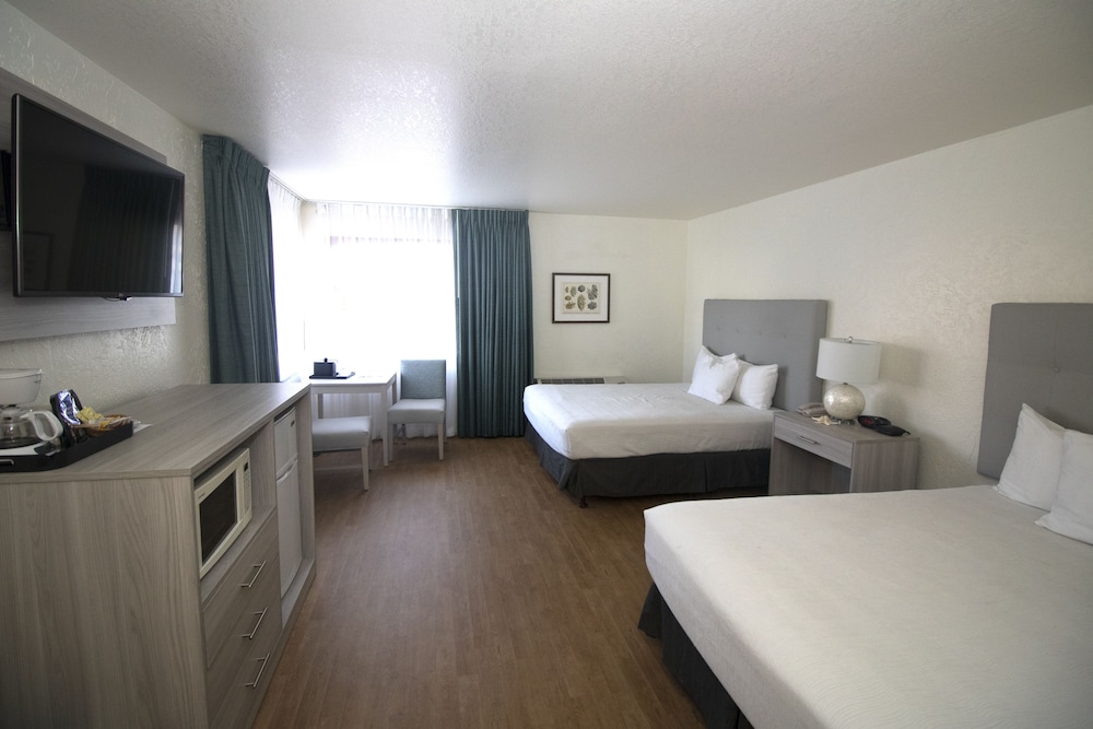 Standard Room, 2 Queen Beds, Pet Friendly