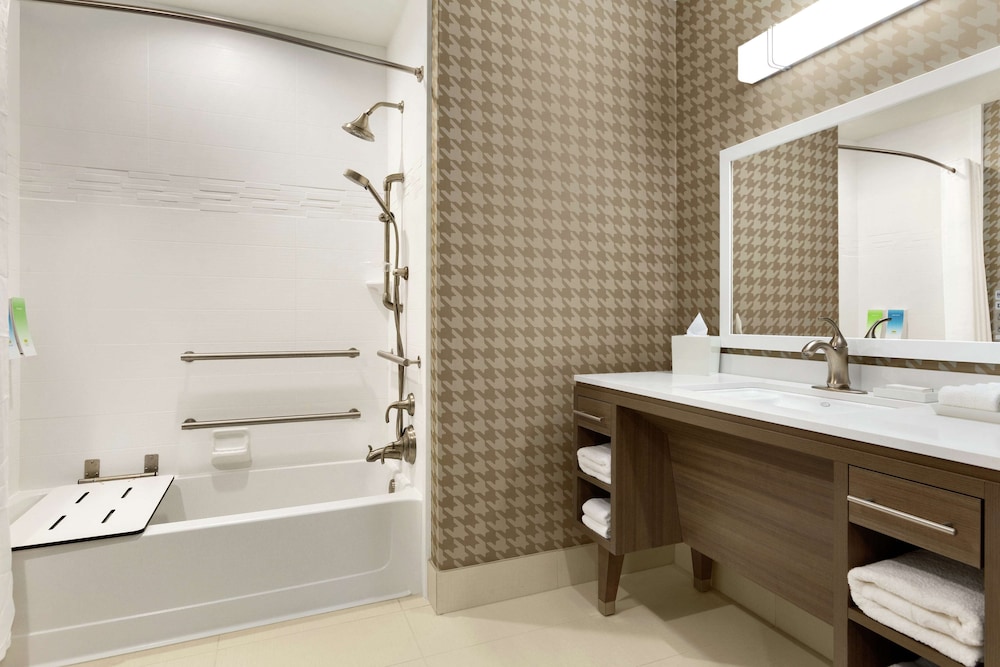 Suite, 1 King Bed, Accessible, Non Smoking (Hearing) - Photo 3